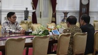 Dalam pertemuan itu, Jokowi didampingi Seskab Pramono Anung saat bertemu dengan Achmad Zaky. Antara Foto/Puspa Perwitasari.