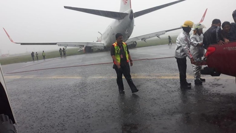Pesawat Lion Air Tergelincir, Bandara Supadio Ditutup Hingga Besok Pagi Pesawat Lion Air Tergelincir, Bandara Supadio Ditutup Hingga Besok Pagi