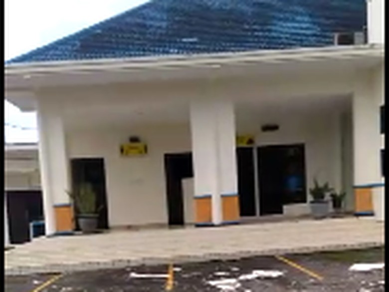 Hujan Disertai Angin Kencang Bikin Kaca dan Plafon Bandara Jember Rusak Hujan Disertai Angin Kencang Bikin Kaca dan Plafon Bandara Jember Rusak
