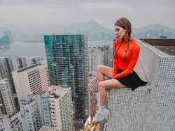 Masih Eksis, Wanita Ini Selfie di Ketinggian yang Bikin Kaki Ngilu