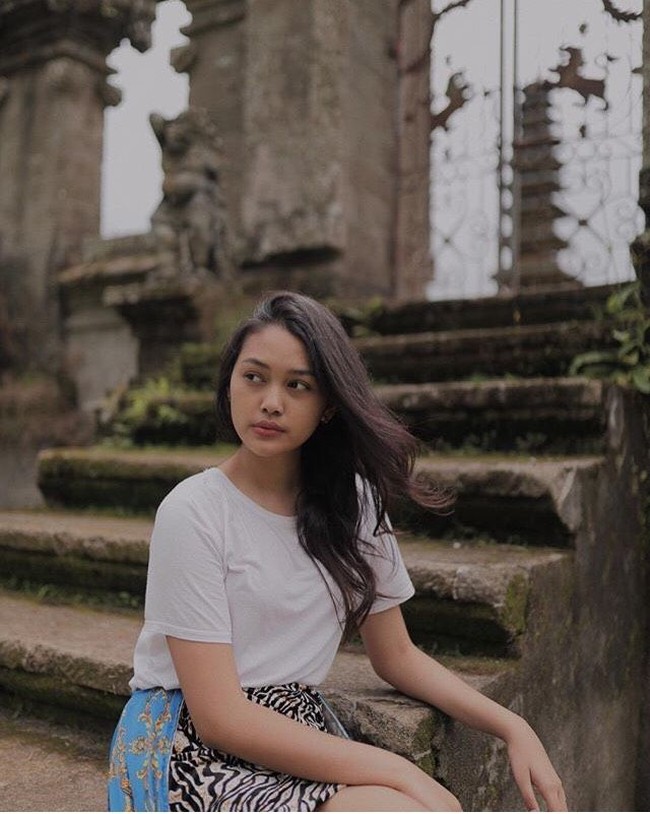 “Jika aku menjadi Miss Indonesia aku akan memaksimalkan ini sebagai kekuatanku untuk melanjutkan motivasiku untuk menjadi suara para pemuda khususnya perempuan muda untuk memberdayakan mereka dan meningkatkan kesadaran tentang politik sosial dan krisis,” jawab Princess dalam bahasa Inggris. Foto: Instagram