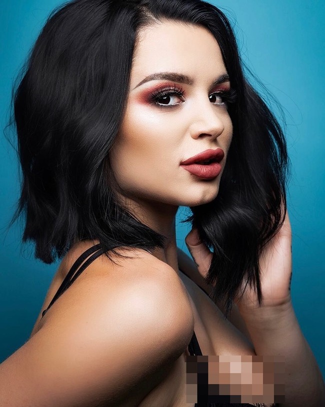 Saraya-Jade Bevis atau yang dikenal dengan nama panggung Paige adalah mantan pegulat WWE yang cukup populer. Beberapa waktu lalu ia terlibat skandal seks yang membuat wanita tersebut mengalami stres berat. Video intimnya tersebar di internet karena perbuatan hacker. Foto: Instagram @realpaigewwe