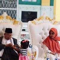 Istri Maruf Amin, Estu Handayani kerap jadi sorotan setelah suaminya mendampingi Jokowi sebagai calon wakil presiden. Terpaut usia 31 tahun dengan sang suami, Estu terlihat masih muda. Foto: Instagram