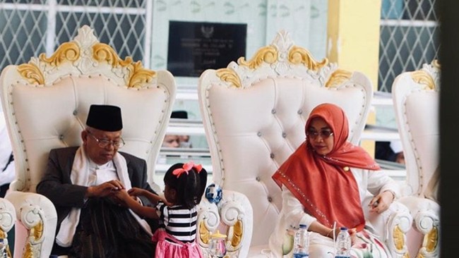 Istri Maruf Amin, Estu Handayani kerap jadi sorotan setelah suaminya mendampingi Jokowi sebagai calon wakil presiden. Terpaut usia 31 tahun dengan sang suami, Estu terlihat masih muda. Foto: Instagram