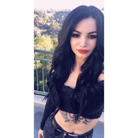 Saat berada di titik terendah hidupnya, Paige pun bertemu dengan seorang penggemar di sebuah toko yang membuatnya bangkit dari keterpurukan. Ia mengaku jika fans tersebut membukakan matanya. Foto: Instagram @realpaigewwe