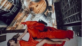 Dulu memang takut, tapi sekarang tidak lagi. Bersama pacarku, aku sudah memanjat konstruksi tertinggi di China setinggi 640 meter, ujar Nikolau. (Foto: Instagram/angela_nikolau)