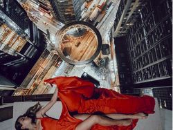 Masih Eksis, Wanita Ini Selfie di Ketinggian yang Bikin Kaki Ngilu