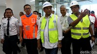 Menteri Perhubungan (Menhub) Budi Karya Sumadi melakukan kunjungan ke Stasiun Manggarai, Jakarta, Sabtu (16/2/2019).