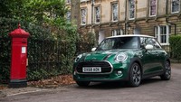 Bila melirik dari laman resmi MINI, disebut bahwa MINI Cooper S hatchback 3-doors itu bakal muncul dengan desain unik dengan tema MINI 60 Years Edition dengan edisi terbatas 500 unit. Istimewa/Dok. BMW Group.