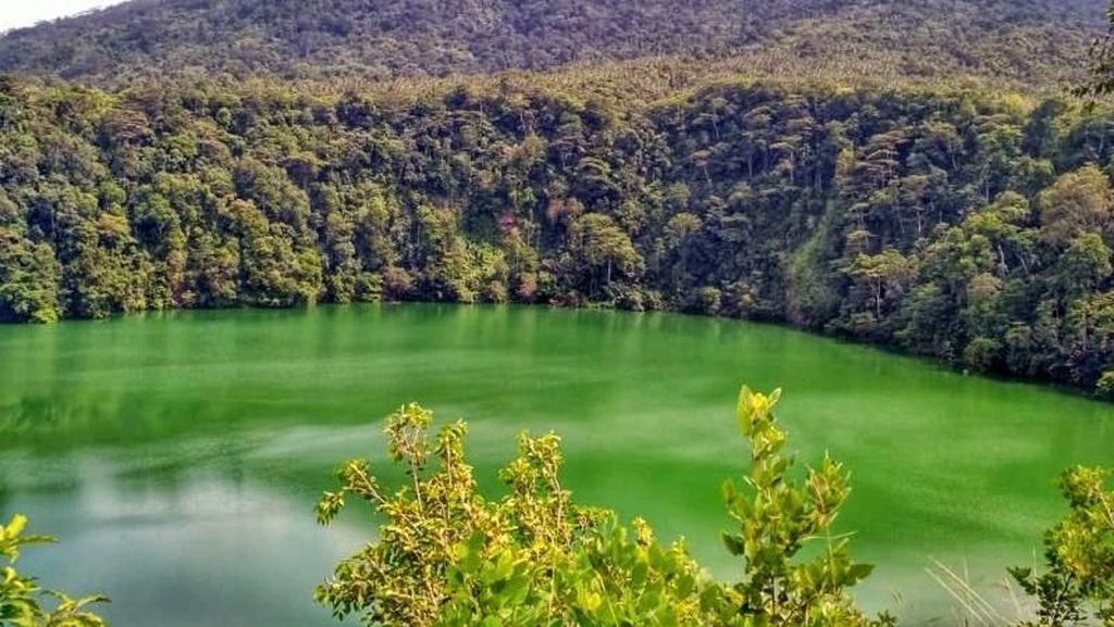 Danau Tolire: Legenda Asal Usul dan Kisah Misterinya