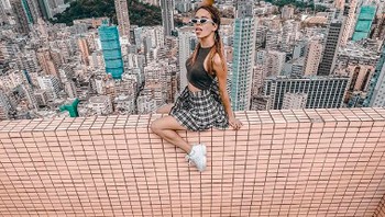 Aksi-aksinya ini membuatnya diundang stasiun televisi dan juga menghasilkan uang. Karena ada beberapa sponsor bekerja sama dengannya, dari produsen kamera sampai fashion. (Foto: Instagram/angela_nikolau)