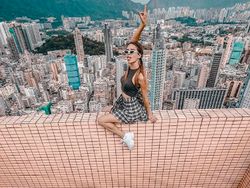 Masih Eksis, Wanita Ini Selfie di Ketinggian yang Bikin Kaki Ngilu