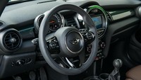 Sementara masuk ke dalam interior, terdapat lambang 60 Years pada kemudi dan jok depan. Istimewa/Dok. BMW Group.