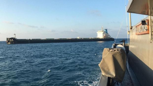 KRI Koarmada I menangkap kapal kargo yang lego jangkar tanpa izin di perairan Bintan, Kepri