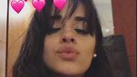 Penampilan Cantik Camila Cabello Berhijab di Depan Masjid