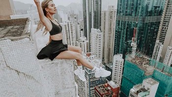 Butuh nyali sangat besar untuk melakukan foto-foto seperti ini. (Foto: Instagram/angela_nikolau)