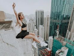 Masih Eksis, Wanita Ini Selfie di Ketinggian yang Bikin Kaki Ngilu