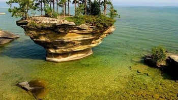 Tebing pantai yang seperti membentuk pulau mini. (Foto: Brightside)