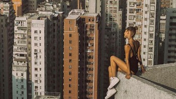 Meski aksi selfie ini sudah banyak memakan korban, namun Nikolau tampak tidak takut.  (Foto: Instagram/angela_nikolau)