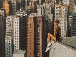 Masih Eksis, Wanita Ini Selfie di Ketinggian yang Bikin Kaki Ngilu