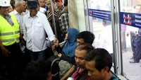 Menhub nampak asyik berbincang dengan penumpang di dalam KRL. Selain melakukan peninjauan progres revitalisasi Stasiun Manggarai, Menhub juga mengatakan pada bulan Maret mendatang, warga dapat mengakses KA bandara melalui Stasiun Manggarai.