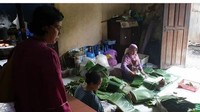 Usai makan, Sri Mulyani melihat-lihat dapur dan berbincang dengan para pegaai yang sedang menyiapkan makanan.  Istimewa/Dok. Instagram Sri Mulyani.