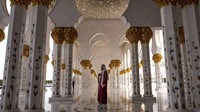 Selain itu, penyanyi Dua Lipa yang baru-baru ini menang salah satu kategori Grammy juga pernah mampir ke Masjid Agung Sheikh Zayed (dualipa/Instagram)  