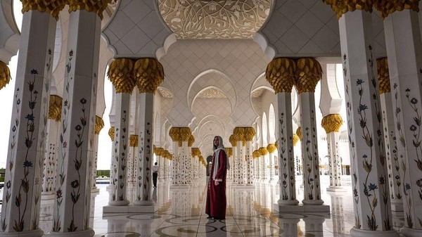 Selain itu, penyanyi Dua Lipa yang baru-baru ini menang salah satu kategori Grammy juga pernah mampir ke Masjid Agung Sheikh Zayed (dualipa/Instagram) Selain itu, penyanyi Dua Lipa yang baru-baru ini menang salah satu kategori Grammy juga pernah mampir ke Masjid Agung Sheikh Zayed (dualipa/Instagram)