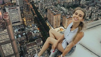 Dia adalah Angela Nikolau wanita berusia 25 tahun asal Rusia. Lewat akun Instagram, ia membagikan foto-foto ekstrim di gedung yang mencapai ratusan meter tingginya.  (Foto: Instagram/angela_nikolau)