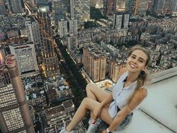 Masih Eksis, Wanita Ini Selfie di Ketinggian yang Bikin Kaki Ngilu