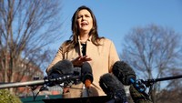 Sanders juga memiliki reputasi sering menyesatkan wartawan. Laporan jaksa khusus AS, Robert Mueller, soal dugaan kolusi tim kampanye Trump dengan Rusia dalam pilpres 2016, mengungkapkan bukti bahwa Sanders berbohong kepada wartawan saat briefing tahun 2017. Kebohongan itu terkait pernyataan bahwa agen-agen FBI yang tak terhitung jumlahnya telah memberitahunya bahwa mereka bersyukur Trump memecat James Comey dari jabatan Direktur FBI pada Mei 2017. Foto: REUTERS/Kevin Lamarque