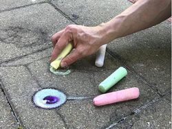 Keren! Bermodal Kapur Ciptakan Karya Street Art 3D