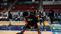 Tim USA melakukan stretching sebelum latihan.