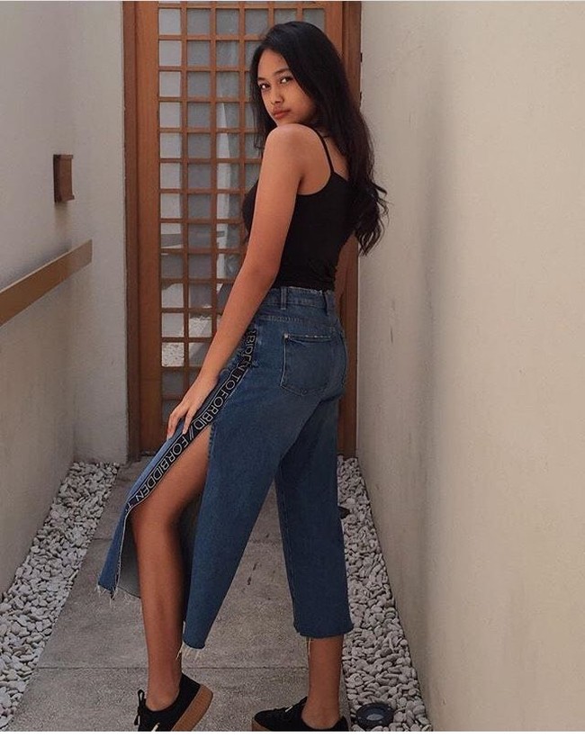 Ratu kecantikan yang mewakili Jambi ini merupakan mahasiswi International Business di Binus International University. Ibunya dari Jakarta dan ayahnya keturunan Jambi dan Jawa Tengah. Foto: Instagram