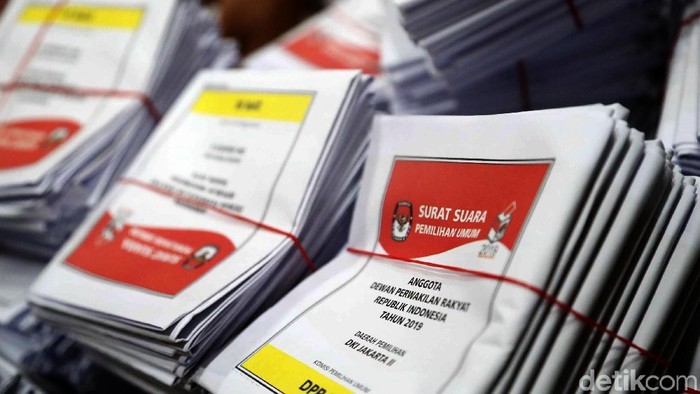 KPU mulai mendistribusikan logistik Pemilu untuk ke luar negeri agar para WNI yang berada di luar dapat menggunakan hak pilihnya saat Pemilu pada April mendatang.