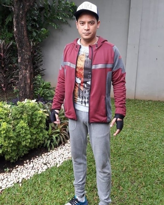 Mengenakan hoodie dan sneakers membuat gaya pria 41 tahun ini lebih muda. Foto: Instagram @tomtjok