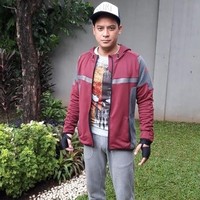 Mengenakan hoodie dan sneakers membuat gaya pria 41 tahun ini lebih muda. Foto: Instagram @tomtjok