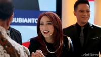 Presenter sekaligus produser stasiun televisi iNews TV itu berdampingan dengan Tommy Tjokro di debat capres kedua yang diikuti Jokowi dan Prabowo ini. Anisha tampil formal dengan blouse hitam lengan terompet dan belt yang senada dengan warna busananya.