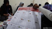 Beginilah bentuk surat suara untuk pemilih di luar negeri. Para pemilih akan menggunakan hak pilihnya untuk memilih presiden dan wakil presiden serta anggota DPR, DPD, DPRD provinsi, dan DPRD kota/kabupaten.