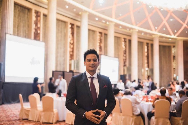 Sebagai presenter berita, setelan jas sudah menjadi seragam Tommy Tjokro di keseharian. Anda yang tidak biasa melihatnya mengenakan busana kasual pun mungkin akan pangling. Foto: Instagram @tomtjok