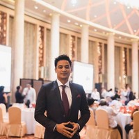 Sebagai presenter berita, setelan jas sudah menjadi seragam Tommy Tjokro di keseharian. Anda yang tidak biasa melihatnya mengenakan busana kasual pun mungkin akan pangling. Foto: Instagram @tomtjok