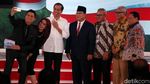 Jokowi-Prabowo Tutup Debat Kedua dengan Peluk dan Swafoto