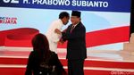 Jokowi-Prabowo Tutup Debat Kedua dengan Peluk dan Swafoto