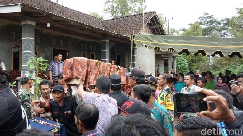 Jenazah Istri dan Anak yang Dibunuh Suami Dimakamkan Satu Liang Jenazah Istri dan Anak yang Dibunuh Suami Dimakamkan Satu Liang
