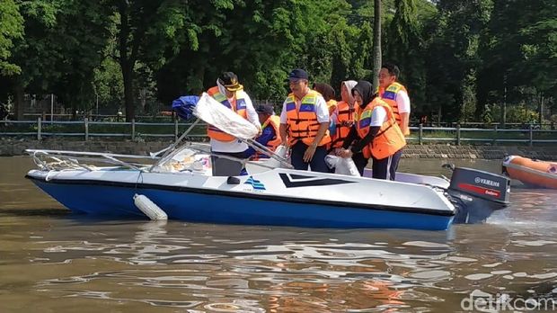 Gubernur Jatim 'Berburu' Sampah Popok di Sungai Brantas