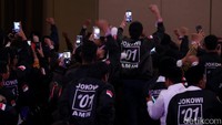 Para pendukung Jokowi tampil senada mengenakan jaket bomber berwarna hitam.
