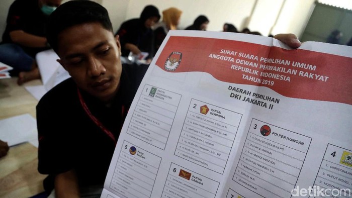 KPU mulai mendistribusikan logistik Pemilu untuk ke luar negeri agar para WNI yang berada di luar dapat menggunakan hak pilihnya saat Pemilu pada April mendatang.