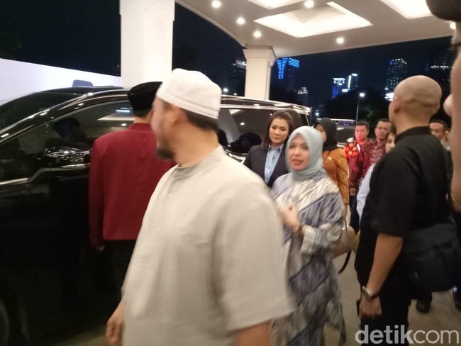 Nur Asia hadir tanpa sang suami, Sandiaga Uno, di lokasi Debat Pilpres 2019 kedua yang dikhususkan untuk capres di Hotel Sultan, Jakarta, 17 Februari 2019. Wanita yang akrab disapa Mpok Nur itu tampil dengan busana batik bernuansa biru muda. Corak motif dedaunan dalam paduan warna biru muda, putih, dan biru dongker mengesankan tampilan yang segar. Foto: Fida-detikcom