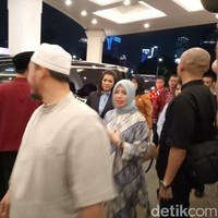 Nur Asia hadir tanpa sang suami, Sandiaga Uno, di lokasi Debat Pilpres 2019 kedua yang dikhususkan untuk capres di Hotel Sultan, Jakarta, 17 Februari 2019. Wanita yang akrab disapa Mpok Nur itu tampil dengan busana batik bernuansa biru muda. Corak motif dedaunan dalam paduan warna biru muda, putih, dan biru dongker mengesankan tampilan yang segar. Foto: Fida-detikcom