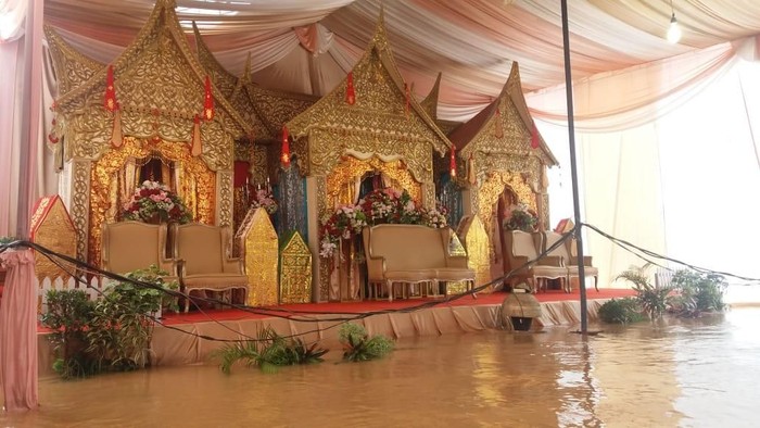 Pelaminan Direndam Banjir, Tamu Dijemput Perahu Karet